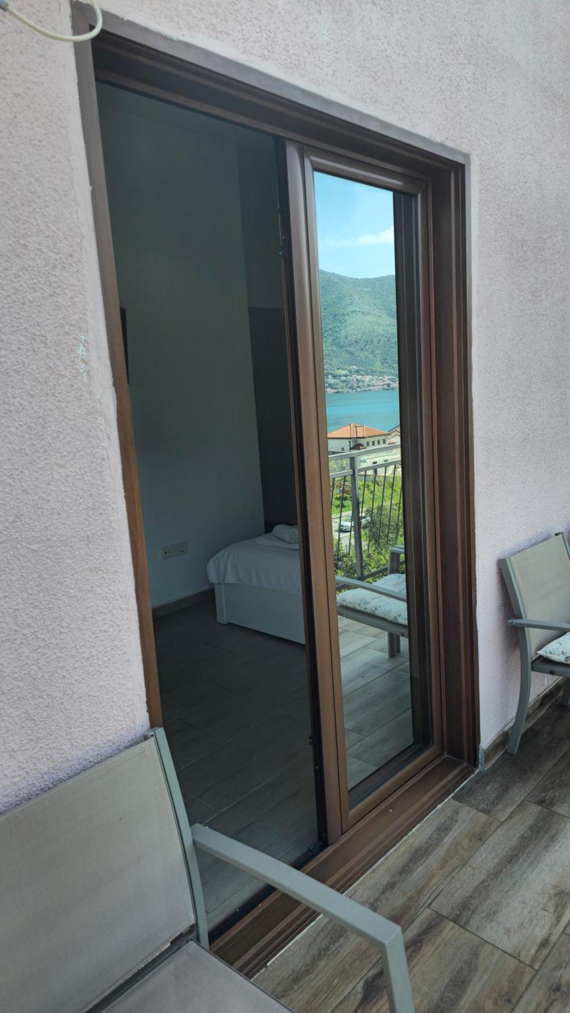 Appartement Modern Seaside Escape - Stunning Sea View - Private & Stylish à Kotor Extérieur photo